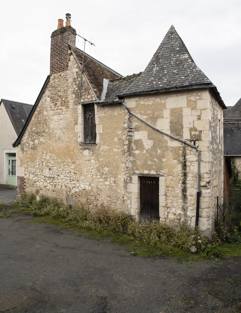 Verneil-le-Chétif - Maison ancienne et pavillon daté 1630 ©T. Seldubuisson - Inventaire général, Région des Pays de la Loire 